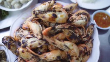 Yavaş hareket - Genç Asyalı kadın restoranda karides deniz ürünleri yeme, genç kadın mutlu yemek yeme hissi. Kadınlar deniz ürünleri kavramı yiyor.