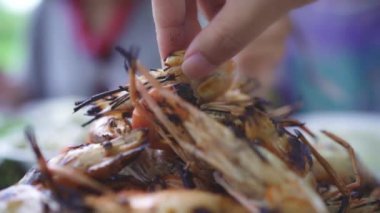 Yavaş hareket - Genç Asyalı kadın restoranda karides deniz ürünleri yeme, genç kadın mutlu yemek yeme hissi. Kadınlar deniz ürünleri kavramı yiyor.