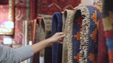 Genç Asyalı kadın ilginç kumaş seçimi, genç kadın giyim mağazasında mutlu alışveriş hissi. Kadın alışveriş kumaş tasarım konsepti.