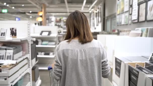 Movimento Lento Jovem Mulher Asiática Monta Carrinho Compras Escolhendo Novos — Vídeo de Stock