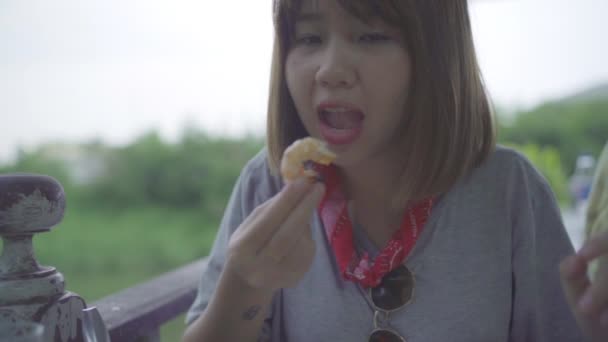 慢动作 年轻的亚洲妇女吃虾海鲜在餐厅 青少年女性感觉快乐吃的食物 女性吃海鲜概念 — 图库视频影像