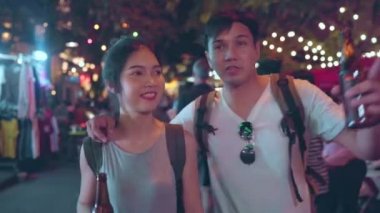 Gezgin backpacker Asya çift Bangkok seyahat, Tayland, khao San Road hangout sırasında alkol veya bira içme tatlı çift. Tayland kavramı çift seyahat.