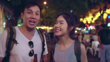 Bangkok Traveler Asya blogger çift seyahat, Tayland, cep telefonu kullanarak tatlı çift vlog yapmak ve Khao San Road hangout ise sosyal medyada yaşıyor. Tayland kavramı çift seyahat.
