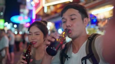 Bangkok Traveler Asya blogger çift seyahat, Tayland, cep telefonu kullanarak tatlı çift vlog yapmak ve Khao San Road hangout ise sosyal medyada yaşıyor. Tayland kavramı çift seyahat.