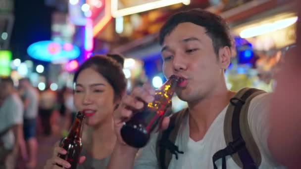 Bangkok Traveler Asya Blogger Çift Seyahat Tayland Cep Telefonu Kullanarak — Stok video