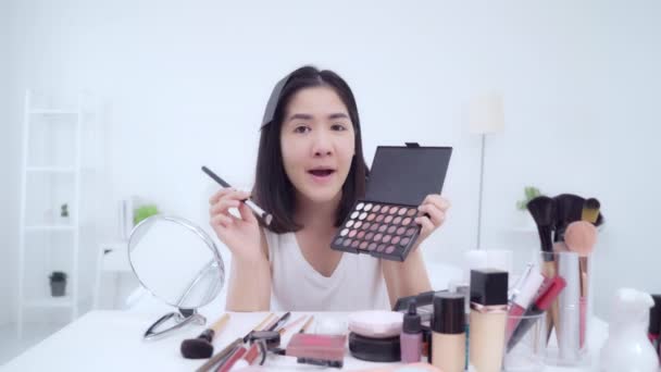 Beauty Blogger Präsentieren Schönheitskosmetik Die Vor Der Kamera Sitzt Videos — Stockvideo