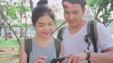 Yavaş hareket - Bangkok, Tayland konum haritası üzerinde Traveler Asya çift yön, harita üzerinde bakarak cep telefonu kullanarak çift tatil gezisi geçirirken dönüm noktası bulmak. Yaşam tarzı çift seyahat konsepti.
