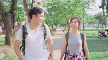 Yavaş hareket - Seyahat Asya çift seyahat ve Bangkok, Tayland, tatlı çift tatil gezisinde tatlı zaman harcama mutlu duygu yürüyüş. Şehir konseptinde yaşam tarzı çift seyahat.