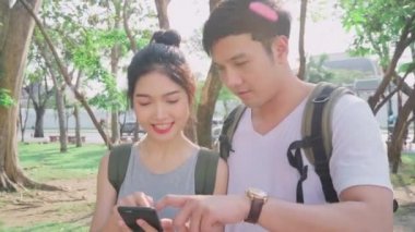 Bangkok, Tayland konum haritası üzerinde Gezgin Asya çift yön, çift harita üzerinde bakarak cep telefonu kullanarak tatil gezisi geçirirken dönüm noktası bulmak. Şehir konseptinde yaşam tarzı çift seyahat.