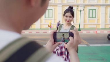 Bangkok Seyahat Asya çift seyahat, Tayland, gün batımında tatil gezisi geçirirken sokak yakınında fotoğraf çekerken cep telefonu kullanarak tatlı çift. Şehir konseptinde yaşam tarzı çift seyahat.
