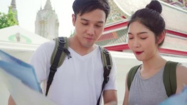 Bangkok, Tayland, tatlı Asya çift harita üzerinde gezgin Asya çift yön harita üzerinde tatil gezisi geçirirken dönüm noktası bulmak arıyorum. Şehir konseptinde yaşam tarzı çift seyahat.