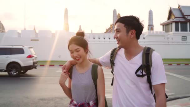 慢动作 旅行亚洲夫妇旅行和步行在曼谷 甜蜜的亚洲夫妇感到快乐度过甜蜜的时间在日落的假日之旅 生活方式夫妇旅行在城市概念 — 图库视频影像