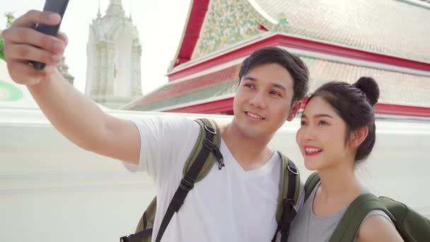 Asian Blogger Couple Travel Bangkok Thailand Sweet Couple Using Mobile — Stock Video