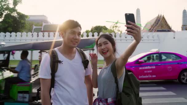 亚洲博客夫妇旅行在曼谷 甜蜜的夫妇使用手机自拍和照片视图 同时在日落度假之旅度过甜蜜的时光 情侣旅行在城市概念 — 图库视频影像