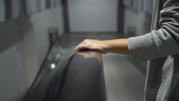 Mujer Asiática Joven Usando Escaleras Mecánicas Almacén Adolescente Mujer Sentirse — Vídeo de stock