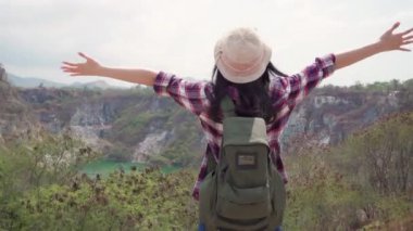 Dağ üst yürüyüş Hiker Asya Backpacker kadın, kadın yürüyüş macera duygu özgürlüğü onun tatil keyfini çıkarın. Lifestyle kadınlar seyahat ve serbest zaman konsepti dinlenmek.