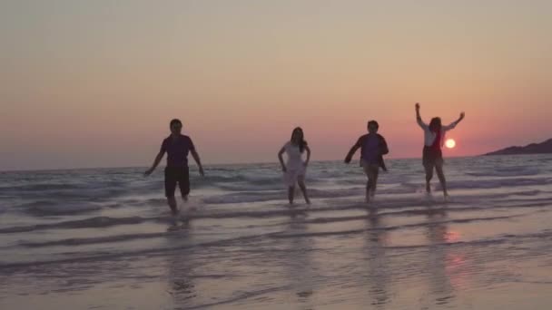 Jóvenes Asiáticos Corriendo Playa Hasta Mar Amigos Felices Relajarse Divirtiéndose — Vídeos de Stock