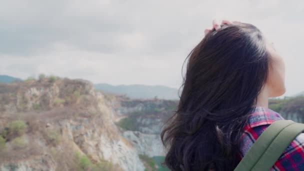 Zeitlupe Wanderin Asiatische Backpacker Frau Auf Dem Gipfel Des Berges — Stockvideo