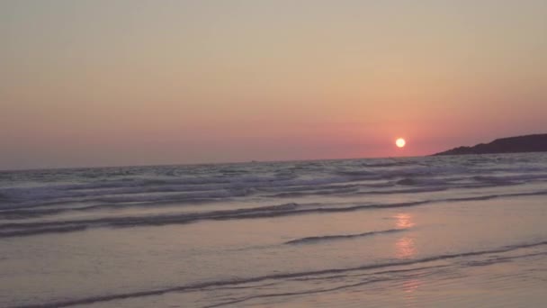 ビーチで海に向かうアジアの若者たち 夕方の日没時に海の近くのビーチで遊んでくつろぐ友人たち ライフスタイルの友人は ビーチのコンセプトで旅行 — ストック動画