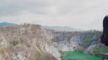 Dağın tepesinde Yürüyüşçü Asya backpacker kadın, Kadın yürüyüş macera özgürlük duygu onu tatil keyfini çıkarın. Yaşam tarzı kadınlar seyahat ve serbest zaman kavramı dinlenmek.