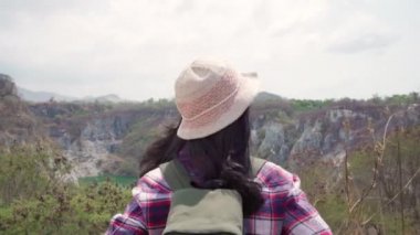 Dağ üst yürüyüş Hiker Asya Backpacker kadın, kadın yürüyüş macera duygu özgürlüğü onun tatil keyfini çıkarın. Lifestyle kadınlar seyahat ve serbest zaman konsepti dinlenmek.