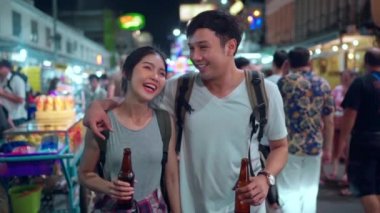 Yavaş hareket - Traveler backpacker Asya çift Bangkok seyahat, Tayland, tatlı çift khao San Road hangout sırasında alkol veya bira içme. Tayland kavramı çift seyahat.