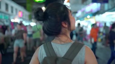 Gezgin Asya blogger kadınlar Bangkok seyahat, Tayland, güzel kadın yürüyüş ve Khao San Road sokak gıda yeme. Tayland kavramı kadınlar seyahat.