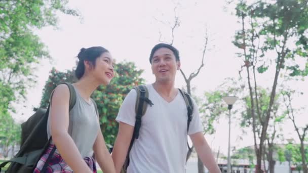慢动作 旅行亚洲夫妇旅行和步行在曼谷 甜蜜的夫妇感到快乐度过甜蜜的时间在假期之旅 生活方式夫妇旅行在城市概念 — 图库视频影像