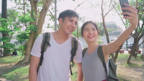 慢动作 亚洲博客夫妇旅行在曼谷 甜蜜的夫妇使用手机自拍照片视图 同时在日落度假之旅度过甜蜜的时光 情侣旅行在城市概念 — 图库视频影像