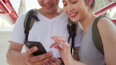 Bangkok, Tayland konum haritası üzerinde Gezgin Asya çift yön, çift harita üzerinde bakarak cep telefonu kullanarak tatil gezisi geçirirken dönüm noktası bulmak. Şehir konseptinde yaşam tarzı çift seyahat.