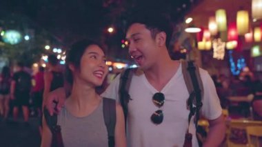 Gezgin backpacker Asya çift Bangkok seyahat, Tayland, khao San Road hangout sırasında alkol veya bira içme tatlı çift. Tayland kavramı çift seyahat.