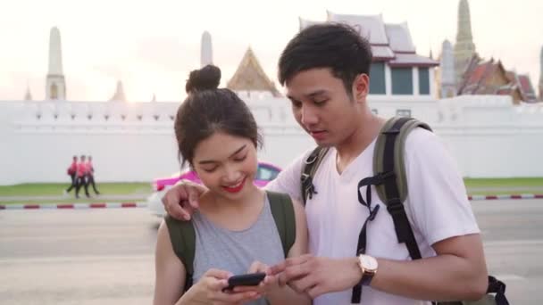 Traveler Asian Couple Direção Mapa Localização Bangkok Tailândia Casal Doce — Vídeo de Stock