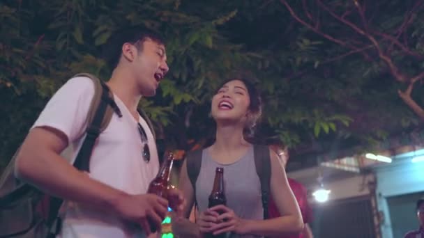 旅行者亚洲博客夫妇旅行在曼谷 甜蜜的夫妇使用手机制作Vlog和生活在社交媒体上 而闲逛在考圣路 情侣旅行在泰国的概念 — 图库视频影像