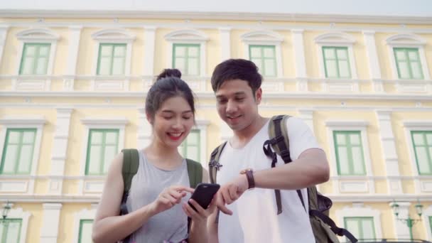Traveler Asian Couple Direction Location Map Bangkok Thailand Couple Using — Stock Video