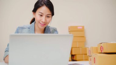 Güzel akıllı Asya genç girişimci iş kadın sahibi KOBİ online ürün stok kontrol ve bilgisayar evde çalışma için kaydedin. Küçük işletme sahibi, ev ofis kavramı.