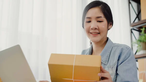 Gyönyörű ázsiai intelligens fiatal vállalkozó nő cégtulajdonos a KKV-k online termék állomány ellenőrzése, és mentse a számítógép otthoni munkavégzés. Kisvállalkozás tulajdonosa, otthoni iroda koncepció:. — Stock Fotó