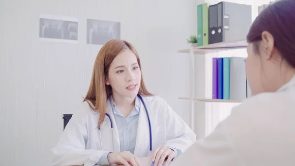Profesjonell asiatisk lege legeteam brainstorming i et møte. Helsearbeidere diskuterer i styrerommet på sykehuset. Begrepet helsehjelp og bistand . – stockfoto