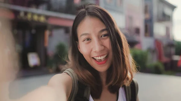 Joyeux beau jeune blogueur asiatique backpacker femme en utilisant smartphone prendre selfie tout en voyageant à Chinatown à Pékin, en Chine. Lifestyle sac à dos touristique Voyage concept de vacances. Point de vue . — Photo