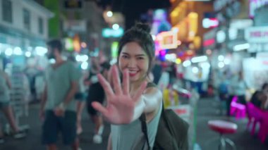 Yavaş hareket - Traveler Asya blogger kadınlar Bangkok seyahat, Tayland, güzel kadın yürüyüş ve Khao San Road sokak yemekleri yeme. Tayland kavramı kadınlar seyahat.