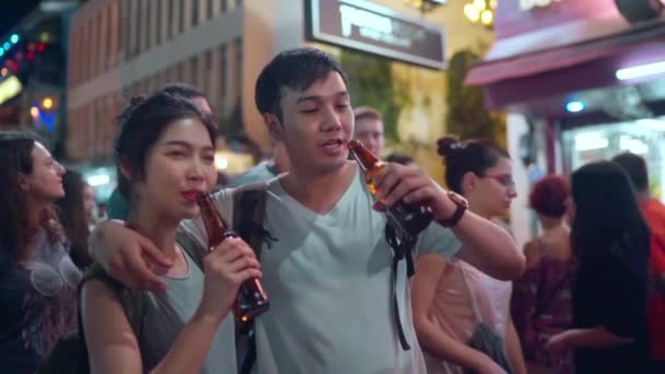 慢动作 旅行者背包客亚洲夫妇旅行在曼谷 甜蜜的夫妇喝酒或啤酒 而闲逛在考圣路 情侣旅行在泰国的概念 — 图库视频影像