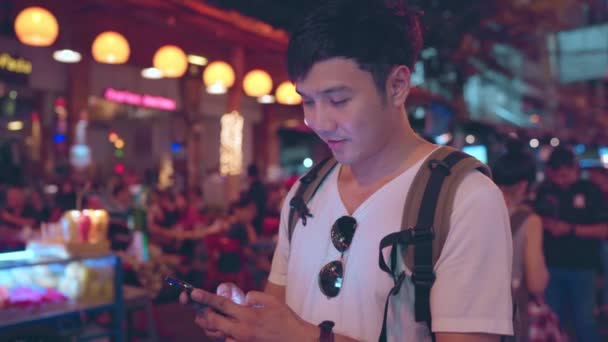 Путешественник Азиатский Блогер Мужчины Путешествуют Бангкоке Таиланд Мужчина Используя Мобильный — стоковое видео
