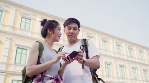 Cestujícímu Asijského Dvojníka Mapě Místa Bangkoku Thajsku Dvojice Používající Mobilní — Stock video