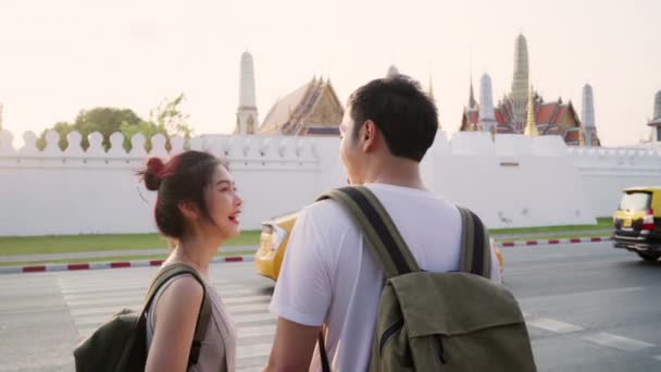 旅行亚洲夫妇旅行和步行在曼谷 甜蜜的亚洲夫妇感到快乐度过甜蜜的时间在日落的假日之旅 生活方式夫妇旅行在城市概念 — 图库视频影像