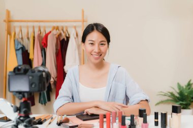 Güzellik blogger video kayıt için kamera önünde oturan güzellik kozmetik mevcut. Güzel Asyalı kadın kullanım kozmetik inceleme yapmak kadar öğretici yayını canlı Internet tarafından sosyal ağ video.
