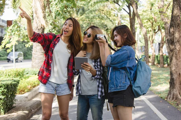 Grupa azjatyckich kobiet za pomocą aparatu aby zrobić zdjęcie podczas podróży w parku w miejskich miasta w Bangkok, Tajlandia. Styl życia piękne przyjaciele turystycznych podróży wakacje w Tajlandii koncepcja. — Zdjęcie stockowe