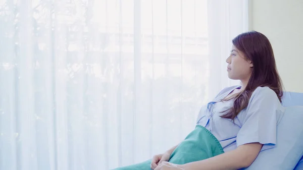 Kaunis aasialainen potilas sairas ja nukkuu ollessaan potilaan sängyssä sairaalassa. Lääketieteen ja terveydenhuollon käsite . — kuvapankkivalokuva
