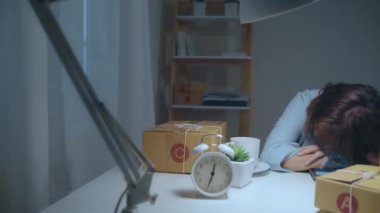 Sme genç Asya girişimci iş kadını sahibi uykulu evde gece ofis masasında çalışan yorgun, hasta ve yorgun hissediyorum. Ev ofis konseptinde küçük işletme sahibi.