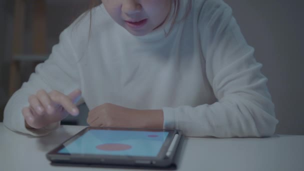 Mujer Asiática Joven Que Trabaja Hasta Tarde Utilizando Tableta Comprobar — Vídeo de stock