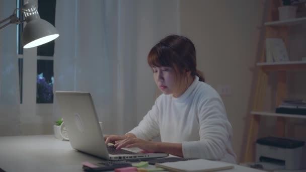 Jovem Mulher Asiática Trabalhando Até Tarde Usando Laptop Mesa Sala — Vídeo de Stock