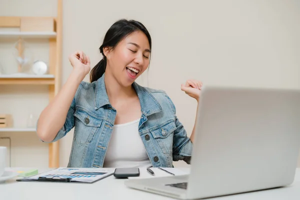 Frilanserende forretningskvinne som strekker ut kroppen fordi hun føler seg sliten etter å ha jobbet med laptop, smart kvinne som jobber hjemme. Livsstilskvinner slapper av etter hjemmearbeid . – stockfoto